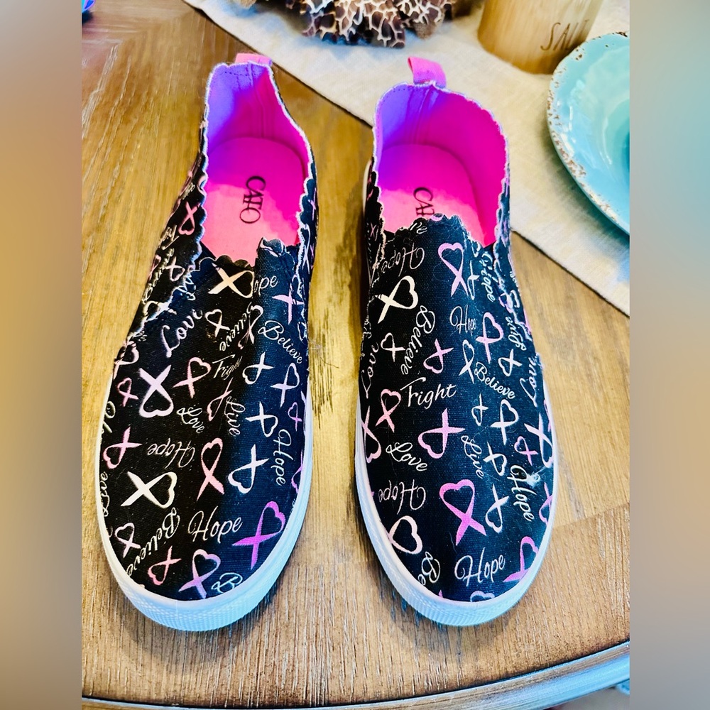 Source Unknown Black and Pink Slip-On Athletic Shoes
